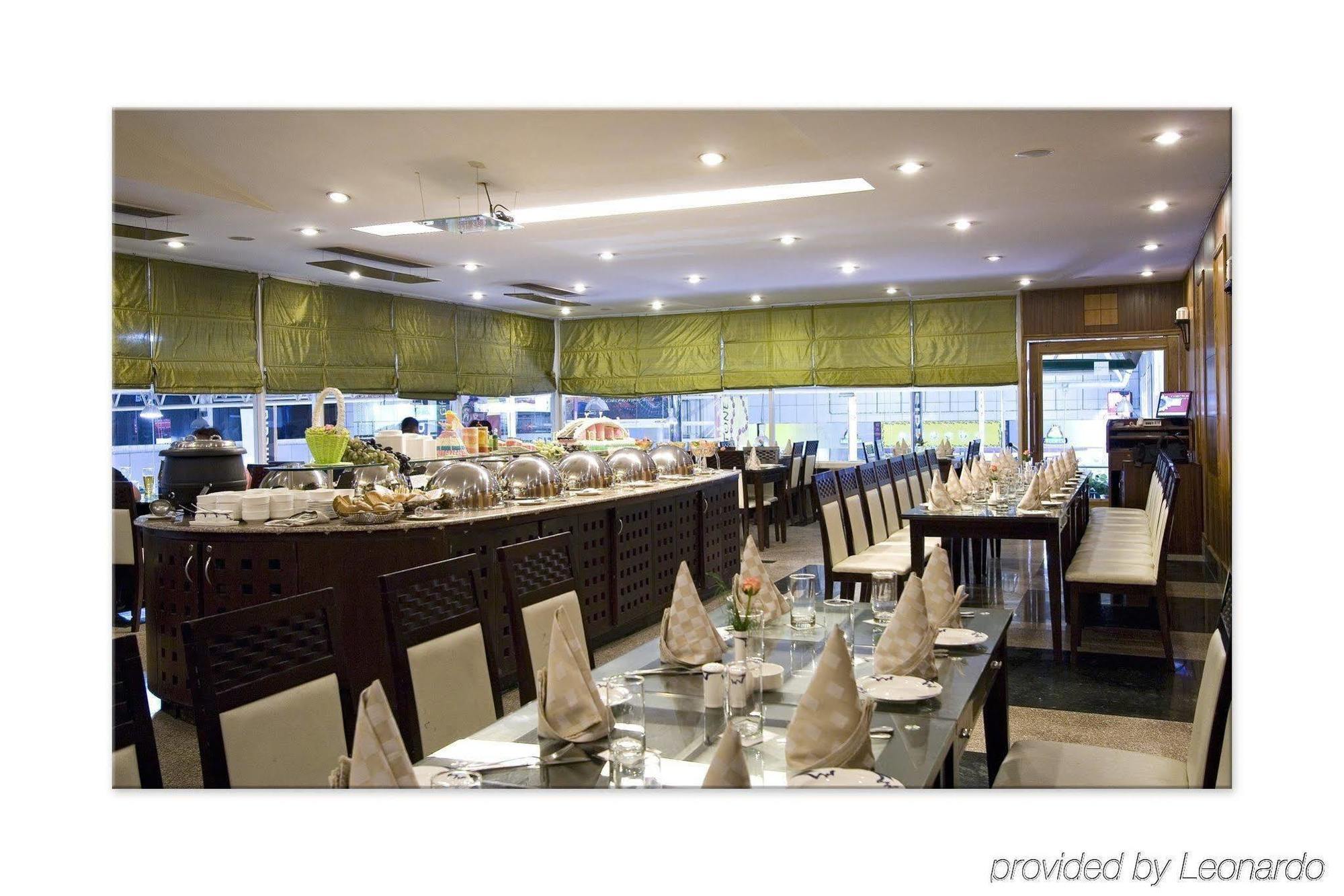 Clarks Inn, Pacific Mall Ґазіабад Ресторан фото